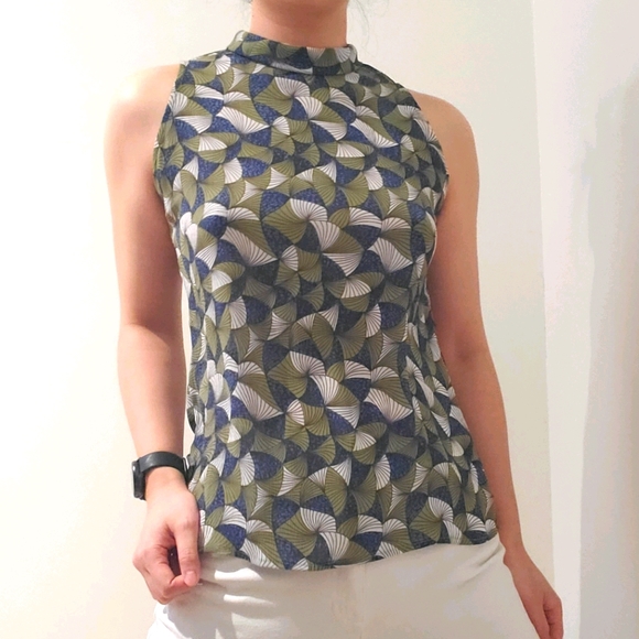 Sleeveless Mock Neck Pattern Print Top - Picture 1 of 4